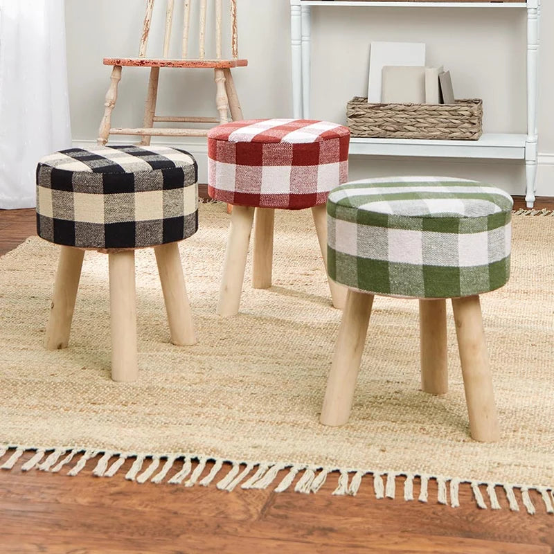 Runder Hocker mit Karostoffbezug