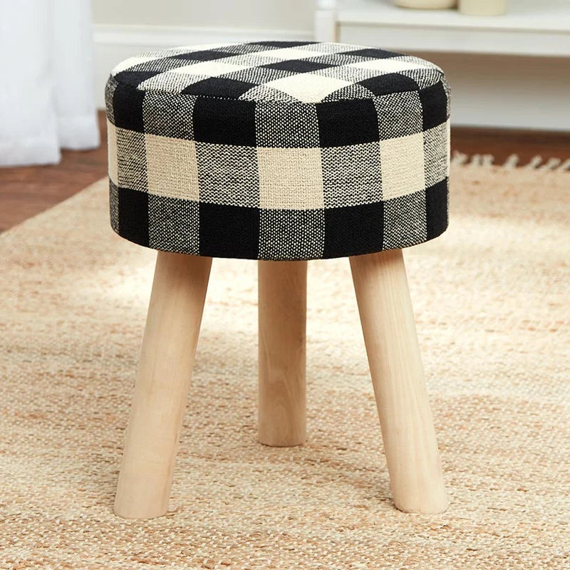 Runder Hocker mit Karostoffbezug